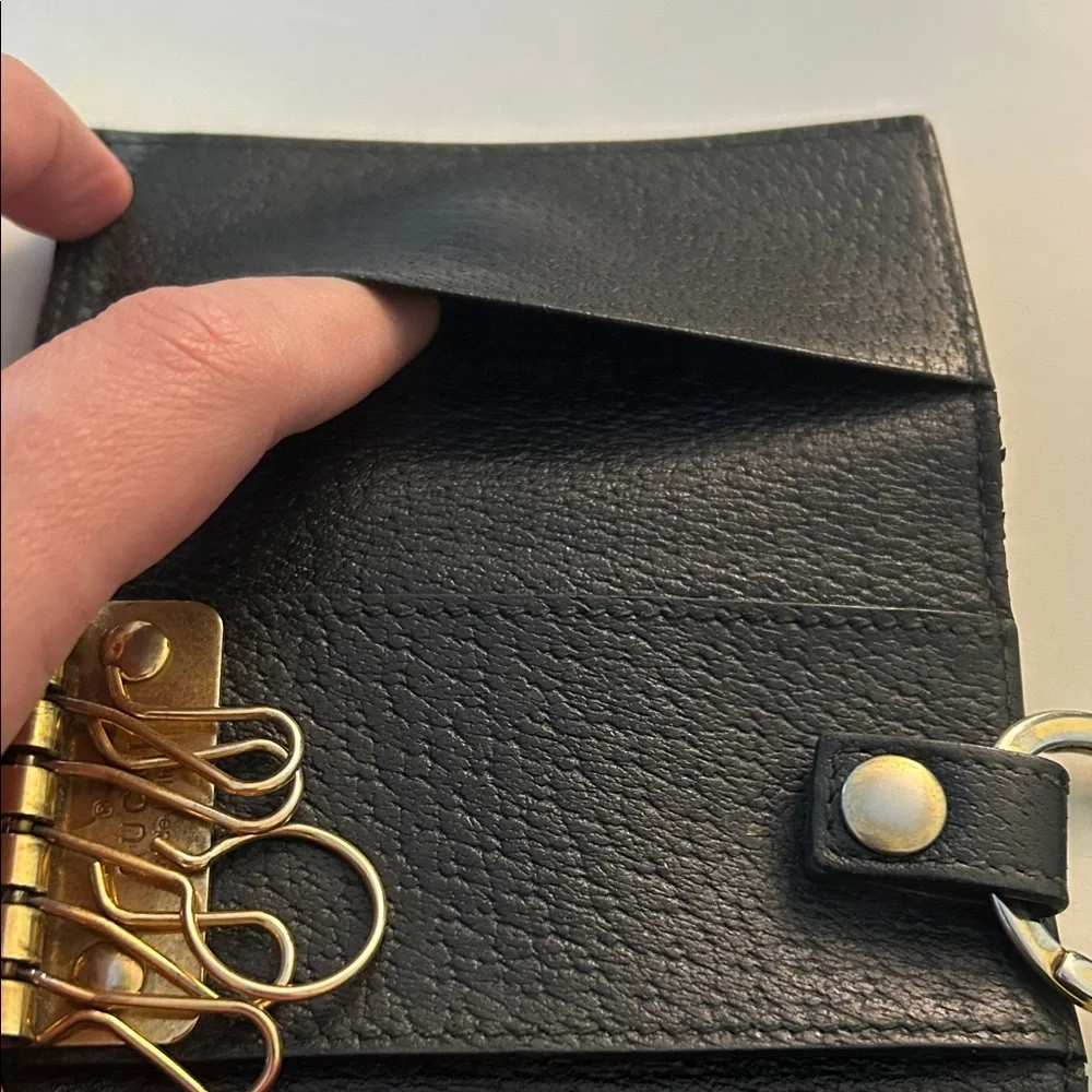 Gucci key holder with green and red Web canvas.Measurements: 4"L x 1.5"W x 2.5"H - Picture 14 of 14